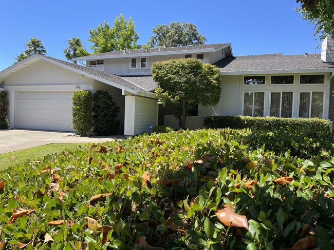 Building Photo - "Beautiful 6-Bedroom Retreat with modern a...