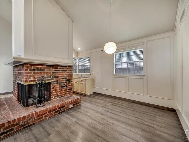 Building Photo - 1408 Spenwick Terrace