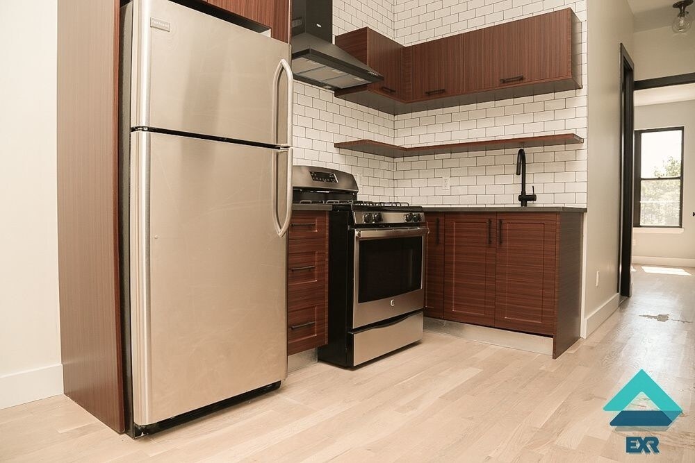Foto principal - 1355 Putnam Ave