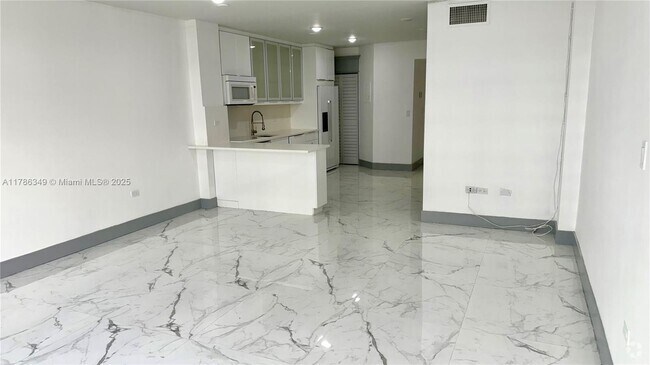 Building Photo - 999 Brickell Bay Dr