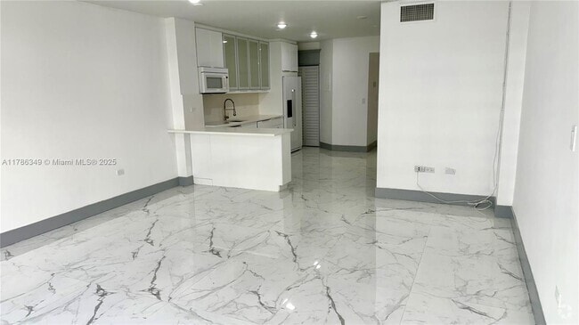 Building Photo - 999 Brickell Bay Dr