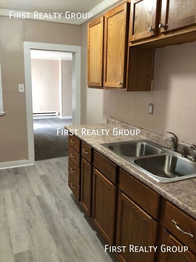 Building Photo - 2 Bedroom, 1 Bath Apartment for Rent in Fr...