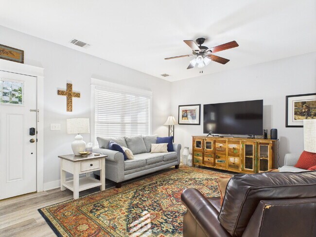 Building Photo - Centrally Located Furnished Home