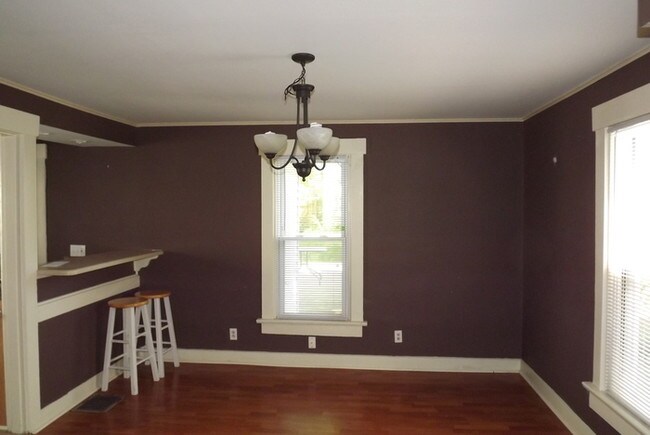 Building Photo - COMING SOON! Spacious 3 Bed 1 Bath