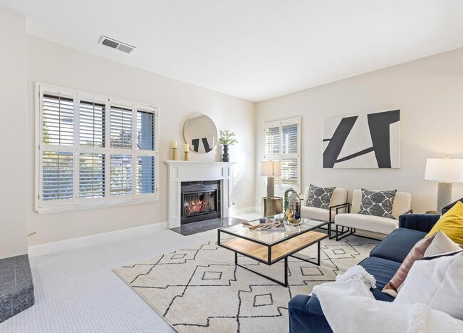 Foto del edificio - Updated Townhome in Sought After Walnut Creek Community ! Close To Restaurants & Shops !