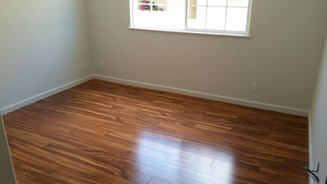 Building Photo - Kaimuki Duplex, 3 Bedroom, 2 baths, 2 park...