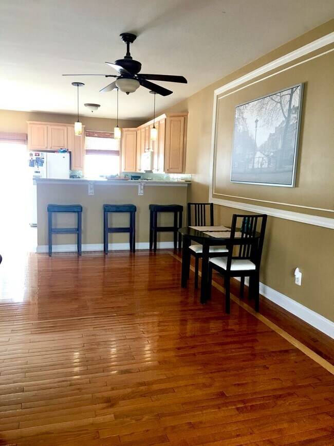 Building Photo - 3-Bedroom Townhouse In Bridgeport Availabl...