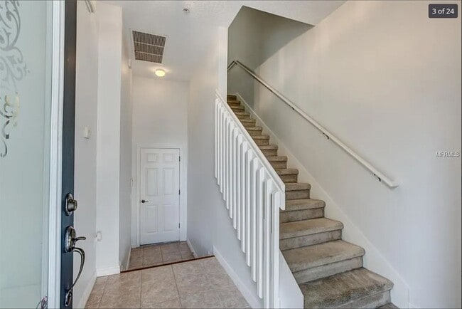 Primer piso, dormitorio 1 a la derecha, puerta del garaje al frente - 416 Blue Bayou Ln