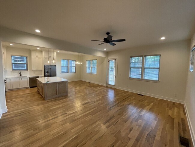 Building Photo - Elegant and Spacious 3 Bed 3 Bath Home Wal...