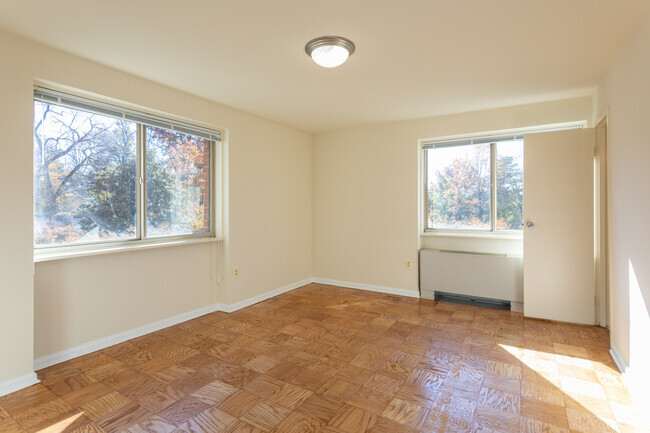 2BR, 2BA - 870 SF - Kensington House