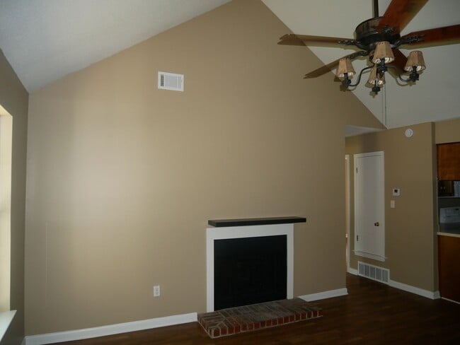 Building Photo - 5697 Shannon Dr
