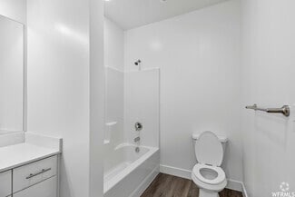Building Photo - 473 W 40 S