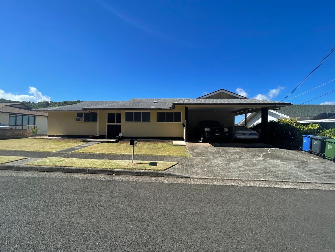 Primary Photo - Large Moanalua Valley House - 3 bedroom, 2...