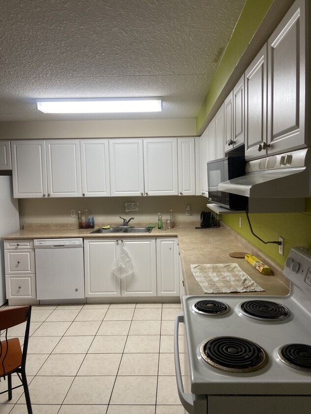 Building Photo - 261-261 Lester St