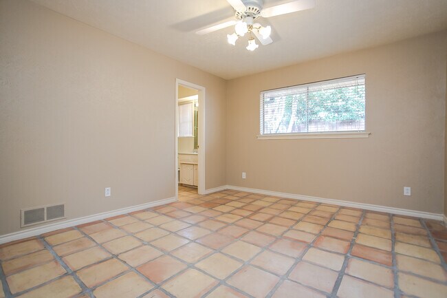 Foto del edificio - 10660 Pagewood Dr
