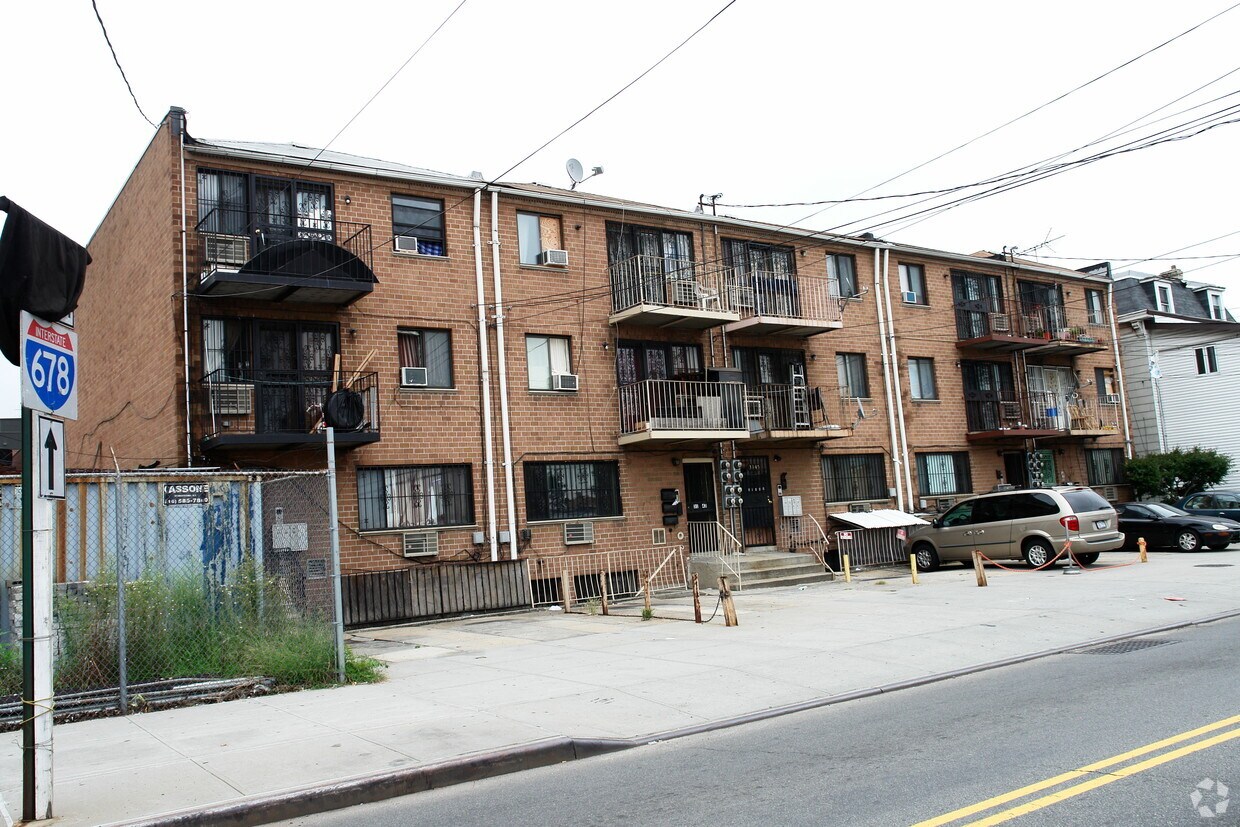 Foto del edificio - 3141-3149 Linden Pl