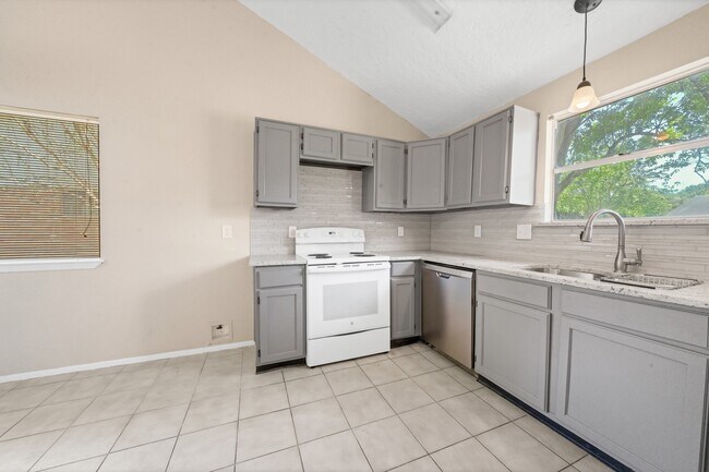 Building Photo - 710 Old Colony Dr