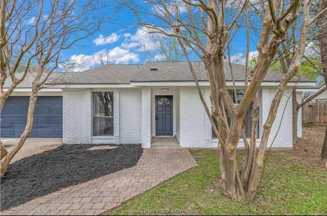 Building Photo - College Station - 3 bedroom - 2 bath house with garage and fenced back yard.