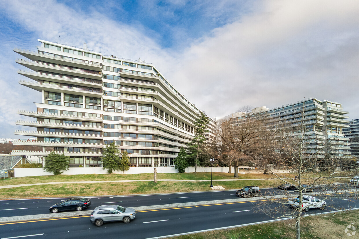 2700 Virginia Ave NW - Watergate West Residences