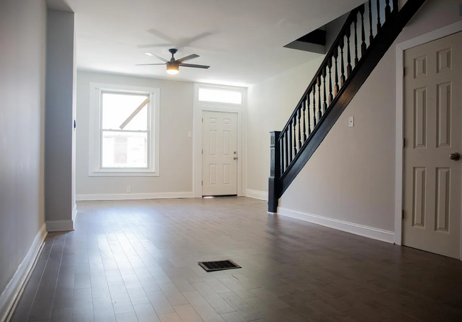 Spacious Living Room - 1341 E Rittenhouse St