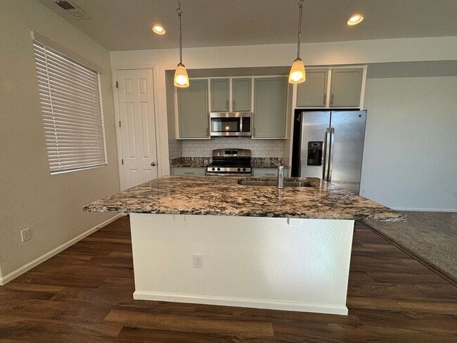 Foto del edificio - Beautiful 3-Bedroom Townhome with Modern A...