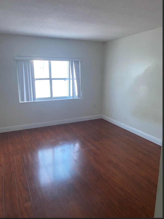 bedroom - 400 Kings Point Dr