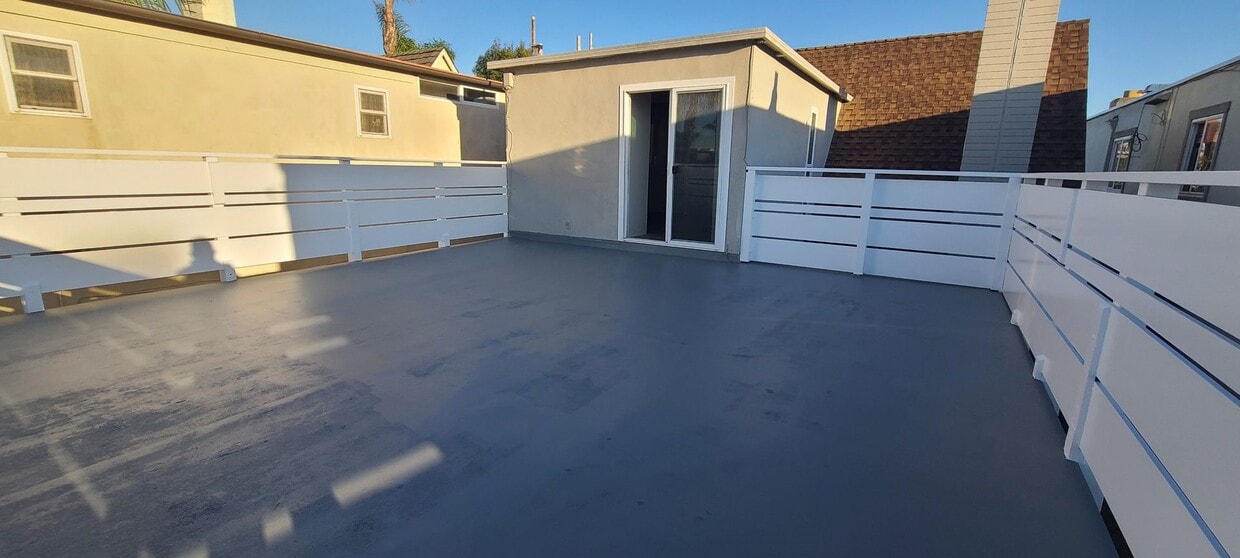 Building Photo - Detached 3 bedroom home-Walk to the beach