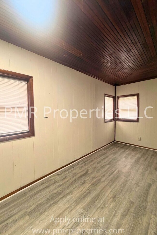 Building Photo - 3 Bedrooms / 1 Bathroom House