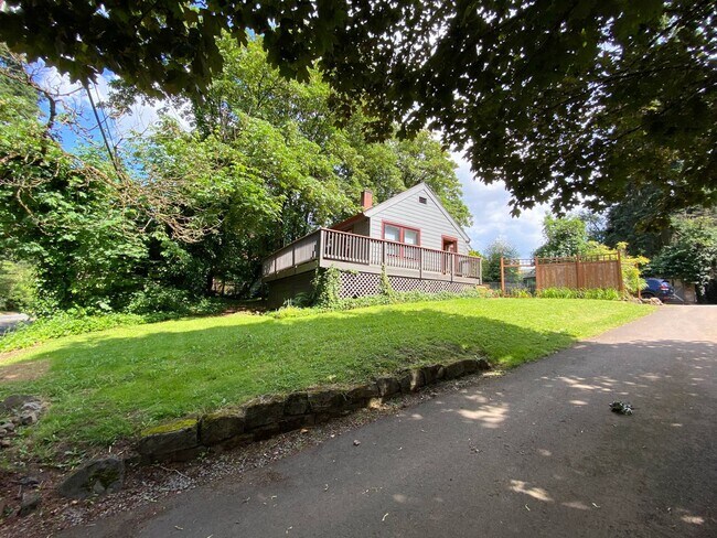 Building Photo - Nicely Renovated 2+ Bedroom, 1 Bath House ...