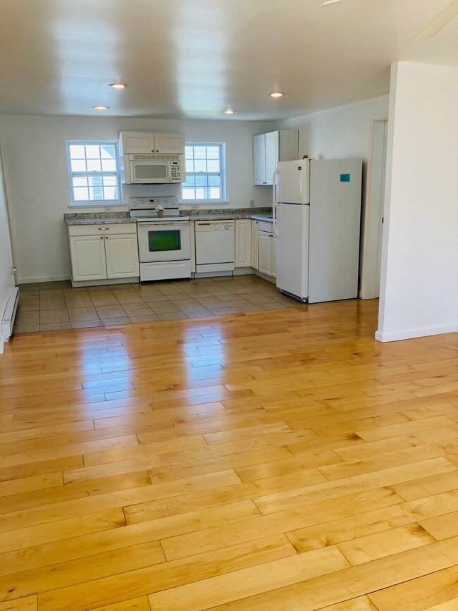 Open layout in the living/kitchen area - 120 Fleming Street