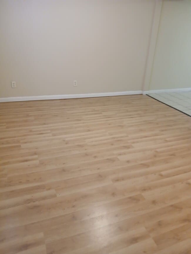 Building Photo - 319 E Mill St