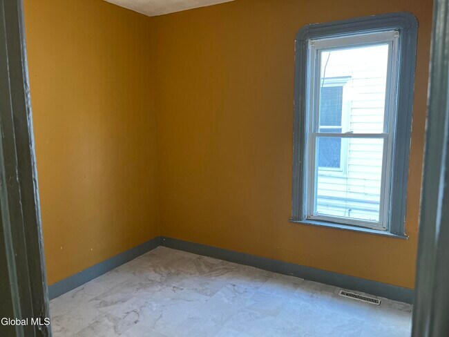 Foto del edificio - 1638 Van Vranken Ave.