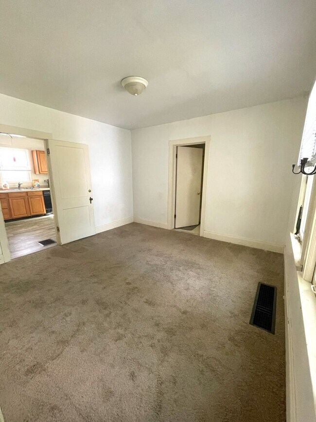 Building Photo - Large Four Bedroom House near Central and ...