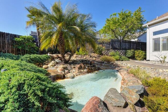 Building Photo - Beautiful 4 bedroom 2 bathroom home!