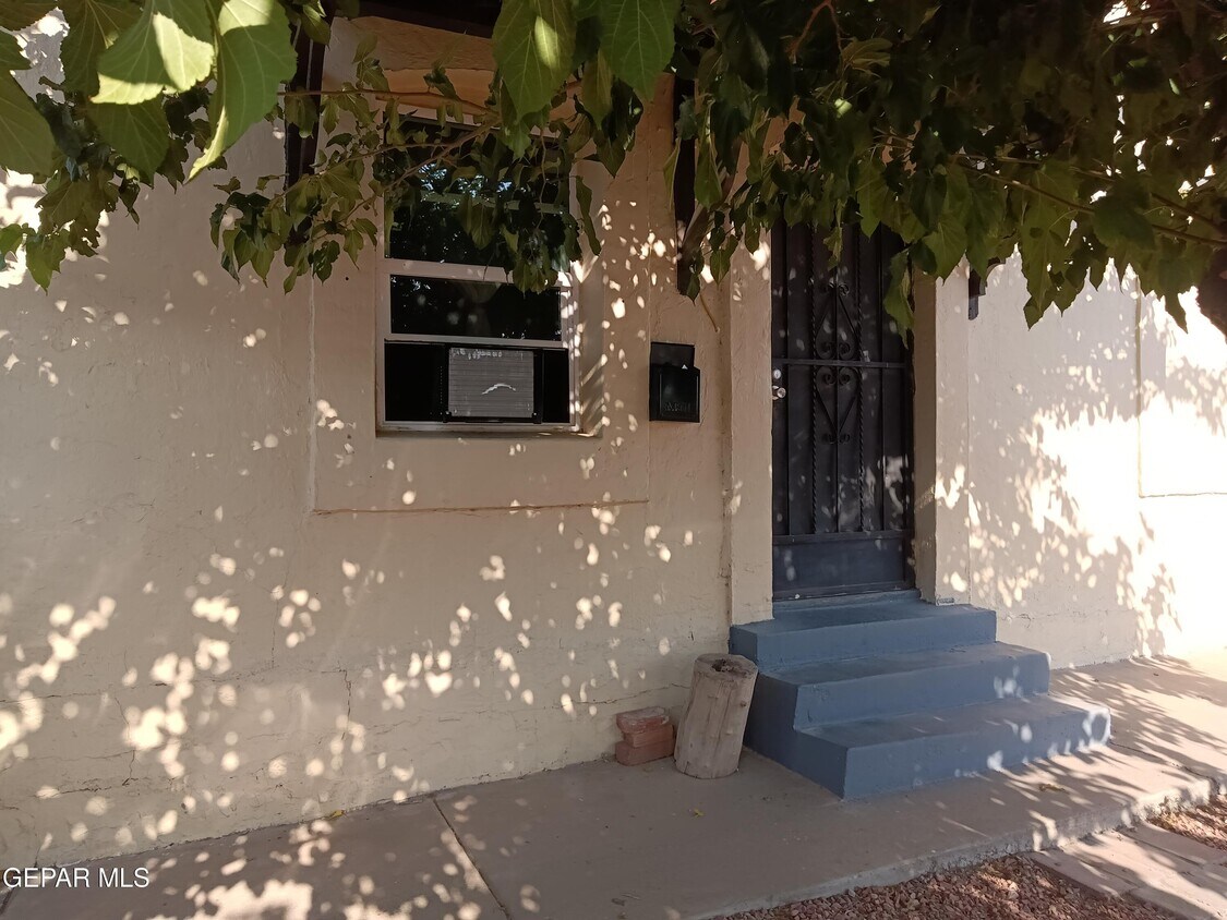 Building Photo - 714 N San Marcial St