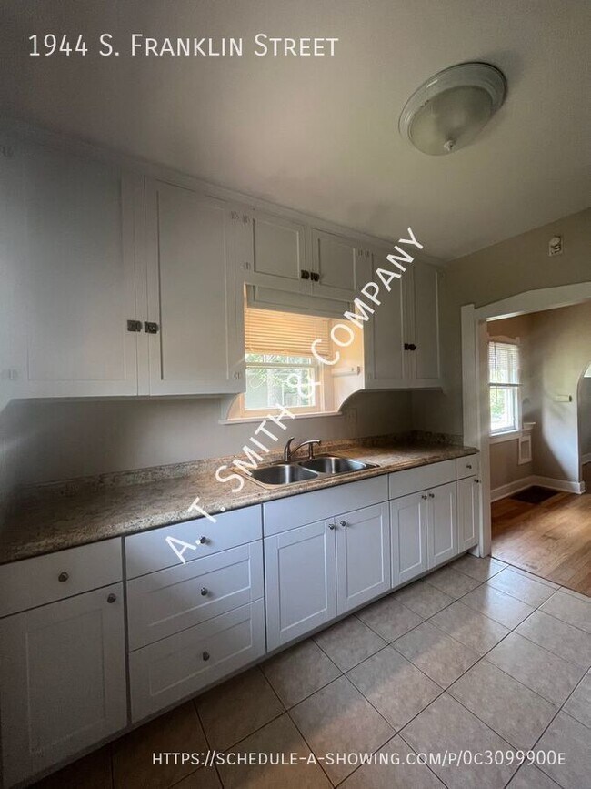 Building Photo - 2 Bedroom Single Family Home near S. Pearl...