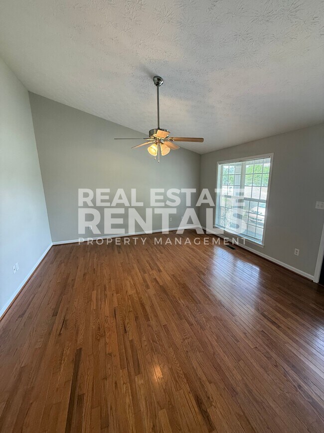 Building Photo - 3083 Lakeview Cir