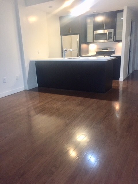 Foto principal - 43-41 Crescent St
