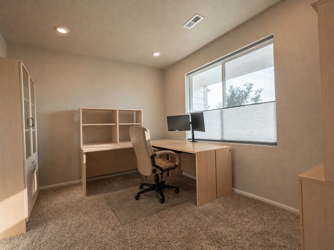 Foto del edificio - Astonishing 3 Bed/3.5 Bath Tri Level Townhome.   Must see to believe!!