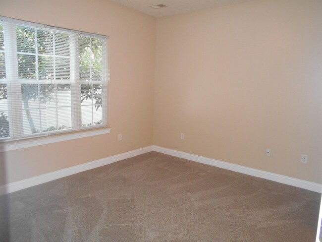 Building Photo - 119 Fountain Pointe Ln