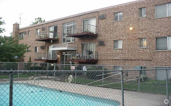 Building Photo - Glen Forest Apartments