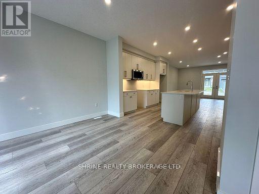 Building Photo - 990-990 Deveron Cres