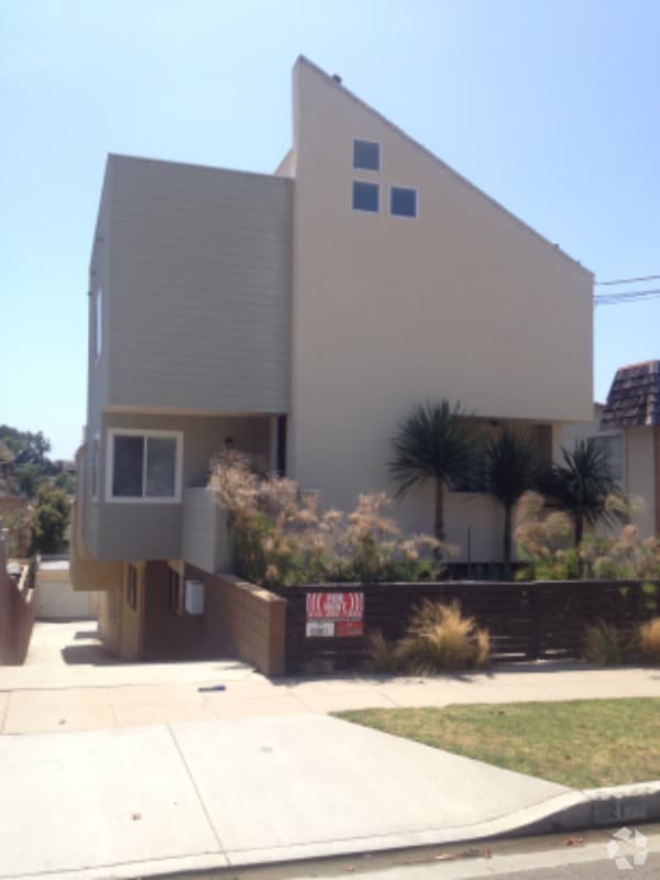 Building Photo - 221 N Juanita Ave