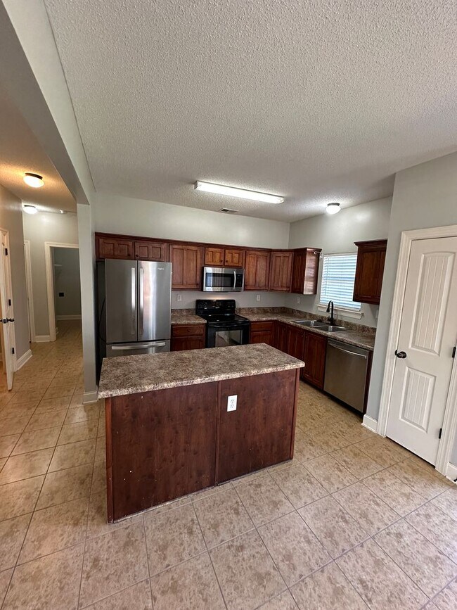 Building Photo - 4 BR/ 2.5 BA in Exclusive Snowden Grove!