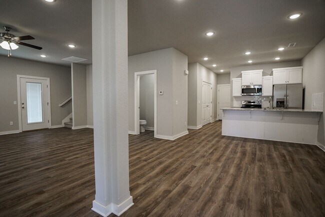 Foto del edificio - 4 bedroom 3.5 bath home!