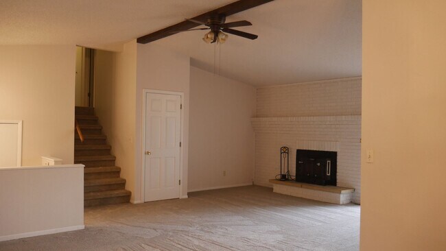 Foto del edificio - Single Family 3 Bed, 2 Bath w/ Big Backyar...