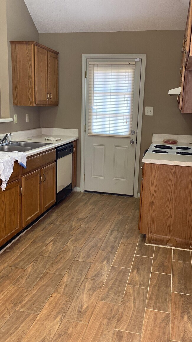 Foto del edificio - 3820 Walden Meadow Dr