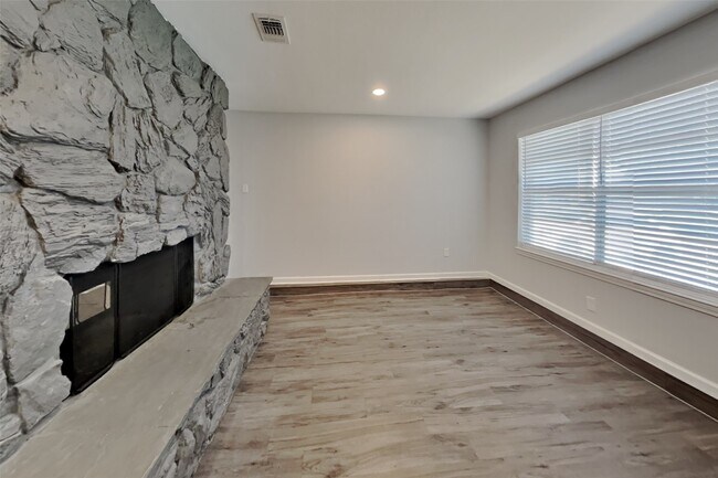 Foto del edificio - 4135 Lufborough Dr