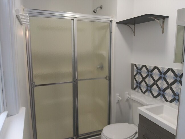 large 48x36 walk-in shower - 394 Woodlawn Ave