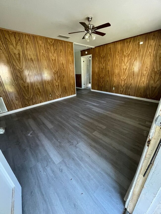 Building Photo - Cozy 2/1 Home